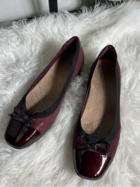 Clark’s Size 6/5 Women's Burgundy Ballet Flats with Patent Toe